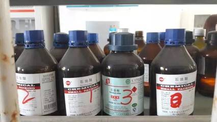 實驗室里的魅力導(dǎo)師 當外國帥哥趣味演繹乙酸乙酯安全須知